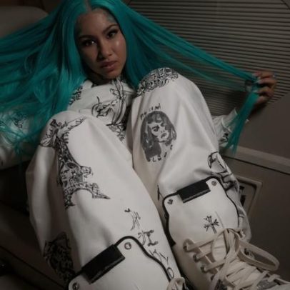 North West exibe grills de diamante e unhas afiadas no Instagram