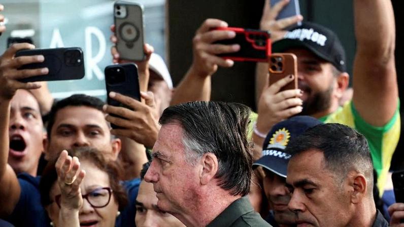 14.set.2025 - O ex-presidente Jair Bolsonaro chega a hospital em Brasília para retirar manchas da pele