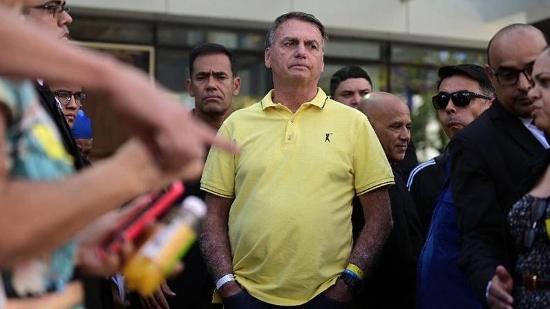O ex-presidente Jair Bolsonaro deixando o hospital em Brasília, em agosto