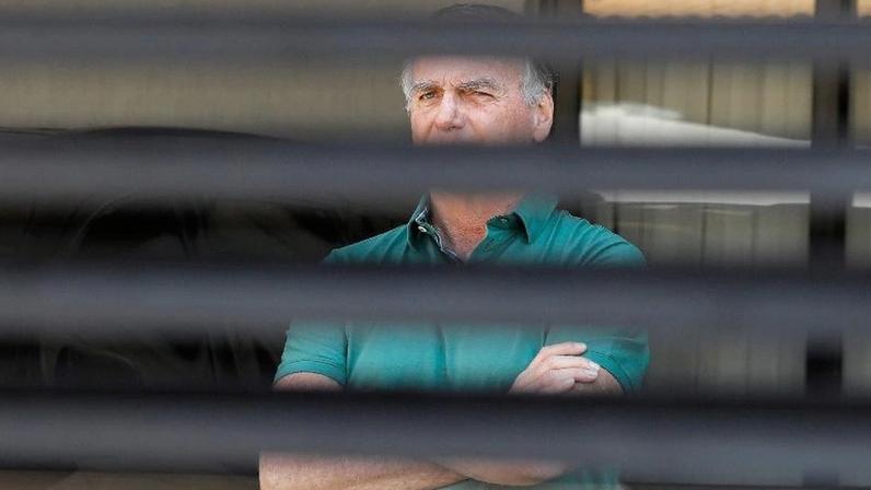 O ex-presidente Jair Bolsonaro em prisão domiciliar na casa dele em Brasília