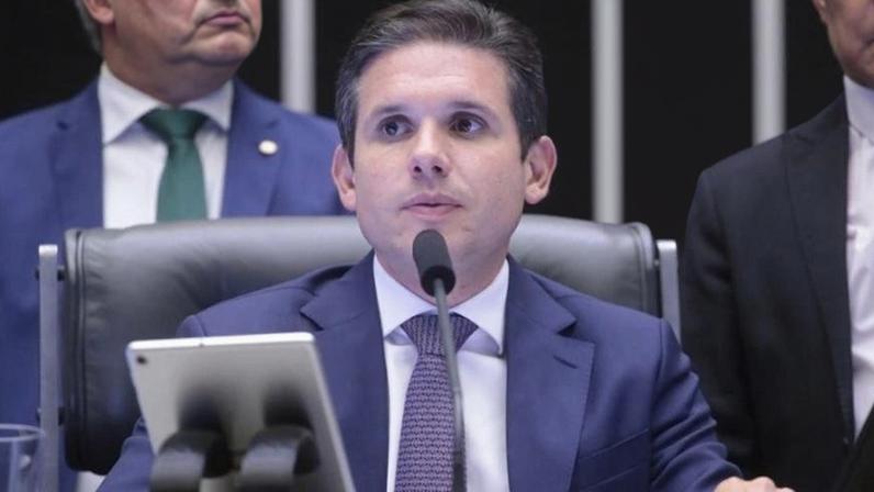 Hugo Motta defende debate sem ideologia sobre fim da escala 6x1 em 2026