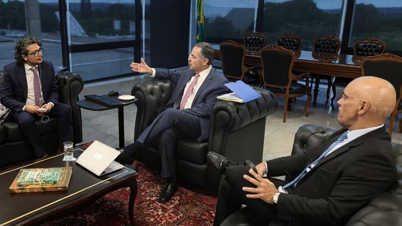 O relator para liberdade de expressão da CIDH/OEA Pedro Vaca com Luís Roberto Barroso e Alexandre de Moraes, no STF
