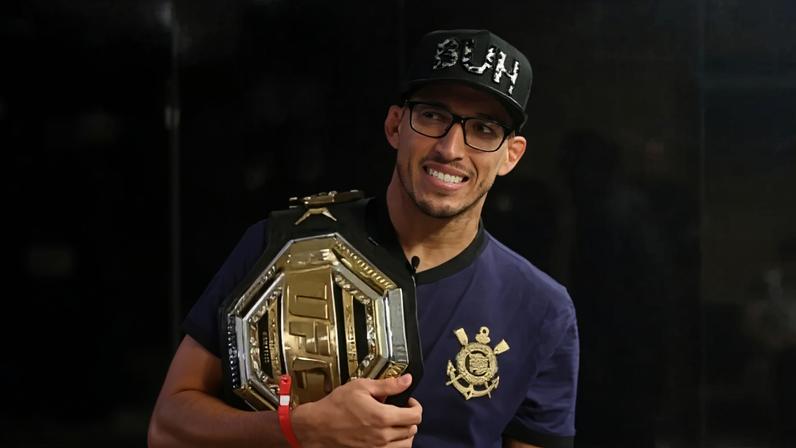 Ex-campeão do UFC, Charles é torcedor e embaixador do Corinthians (Foto: Reprodução Twitter)