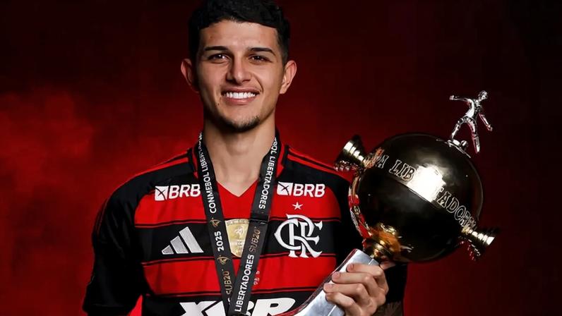 Pablo Lúcio com a taça da Libertadores sub-20 conquistada pelo Flamengo (Foto: Divulgação/Flamengo)