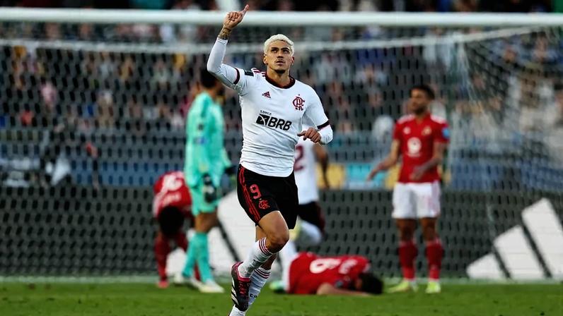 Pedro comemora seu gol na vitória do Flamengo sobre o Al-Ahly no Mundial de 2023 • Christopher Lee - FIFA/FIFA via Getty Images