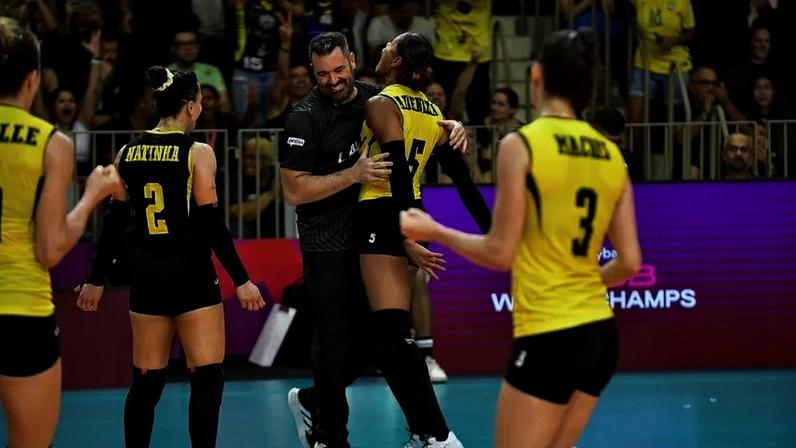 Adenízia e elenco do Praia Clube comemora ponto no Mundial de Clubes (Foto: Divulgação)