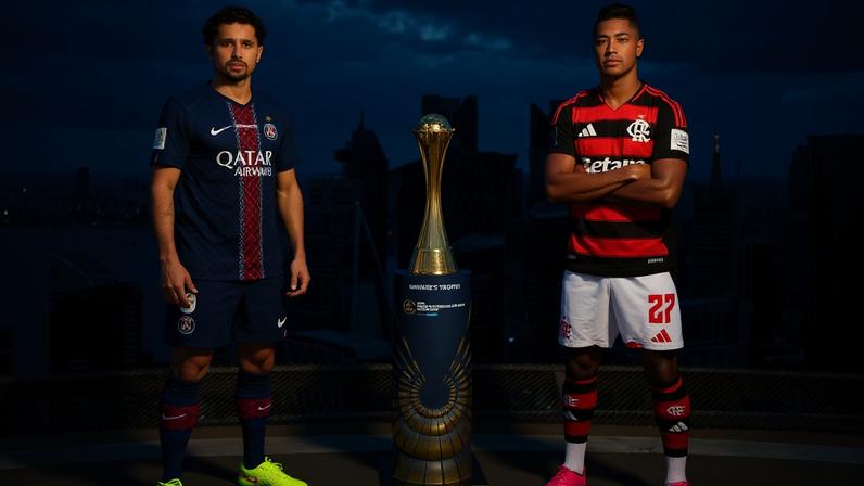 Marquinhos, do PSG, e Bruno Henrique, do Flamengo, posam ao lado do troféu da Copa Intercontinental de 2025 (Foto: Divulgação/FIFA CF)