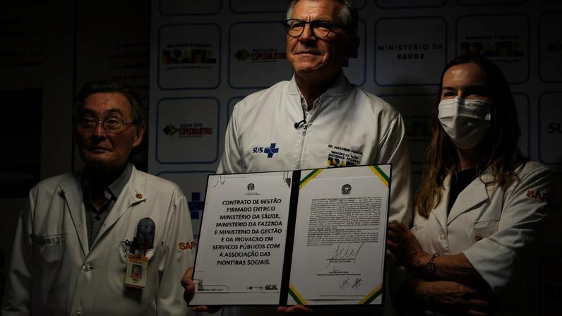 Brasília (DF)31/12/2025 - O ministro da Saúde, Alexandre Padilha, acompanhado da Presidente do Hospital Sarah, Lúcia Willadino Braga, e de outros diretores, participa da assinatura do contrato de gestão com a Rede Sarah de Hospitais de Reabilitação Foto: Fabio Rodrigues-Pozzebom/ Agência Brasil