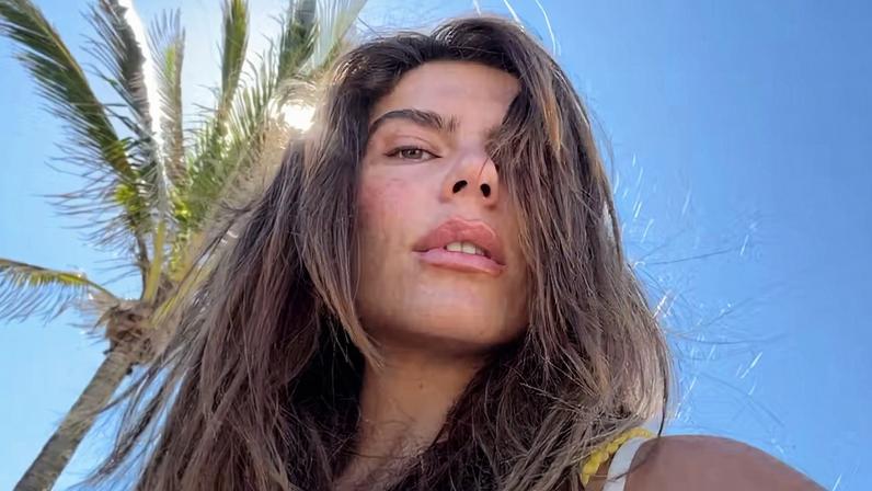 De biquíni, Mariana Goldfarb exibe de pertinho tatuagem na costela em dia de praia — Foto: Reprodução/Instagram
