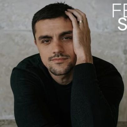 Felipe Simas diz não ver barreiras entre fé e profissão