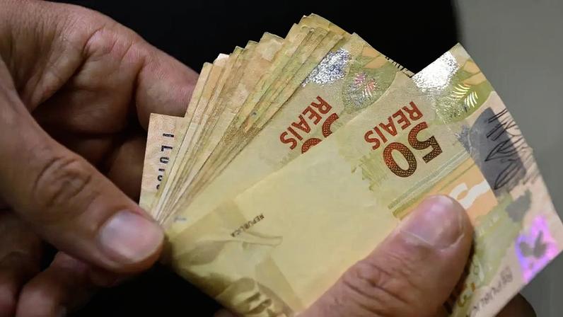O Prisma Fiscal da SPE aponta redução nas estimativas de déficit primário para 2025 e 2026. Governo busca arrecadação e enfrenta desafios orçamentários - Foto: Marcello Casal JrAgência Brasil