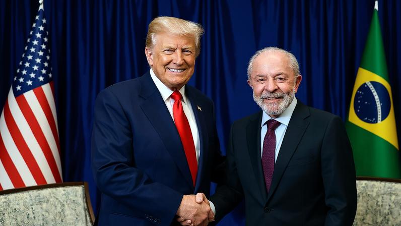 Presidentes dos Estados Unidos, Donald Trump, e do Brasil, Luiz Inácio Lula da Silva, participaram de reunião bilateral em Kuala Lumpur, na Malásia, neste domingo (26)