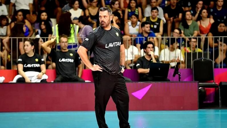 Rui Moreira, técnico do Praia Clube, durante jogo no Mundial de vôlei (Foto: Deco Pires)