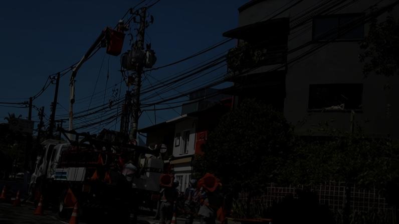 Funcionários da Enel fazem manutenção em poste de energia elétrica na capital paulista – Foto: Rovena Rosa/Agência Brasil