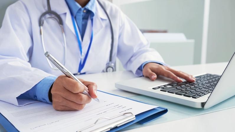 Anvisa libera emissão digital de receitas controladas por SNCR, incluindo tarja preta e antimicrobianos. Medida visa segurança, rastreabilidade e combate - Foto: ES Brasil