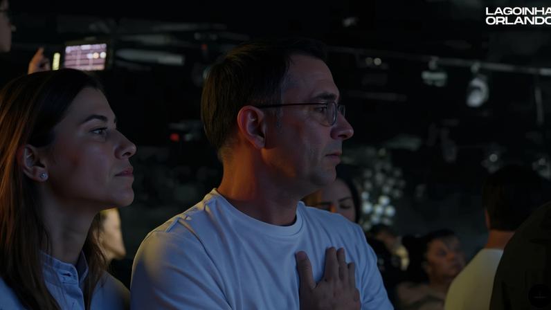 Flávio Bolsonaro participa de culto na Lagoinha e reconcilia com a fé