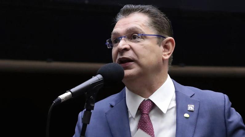 Estratégia: Sóstenes Cavalcante, em discurso no plenário da Câmara. O líder do PL na Casa diz que a reação a Moraes deve iniciar com denúncias em todas as embaixadas de Brasília. (Foto: Bruno Spada/Câmara dos Deputados)