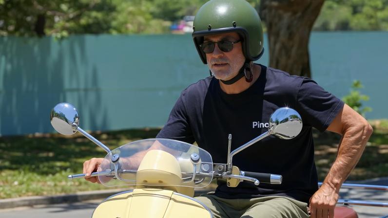 Peça-chave em 'Três Graças', Eduardo Moscovis é visto em veículo retrô no Rio — Foto: JC PEREIRA/ AGNEWS