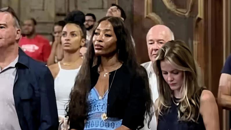 Naomi Campbell acompanha missa de Natal na Basílica do Pilar, em Ouro Preto