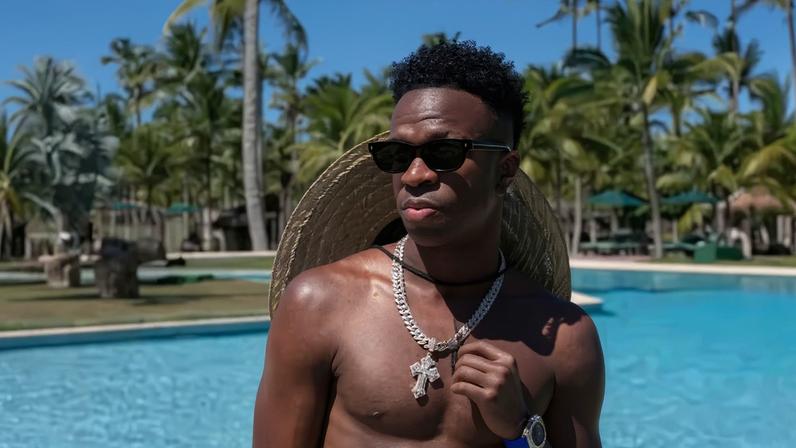 Vini Jr. ostenta tanquinho em viagem para Trancoso na Bahia — Foto: Reprodução/Instagram
