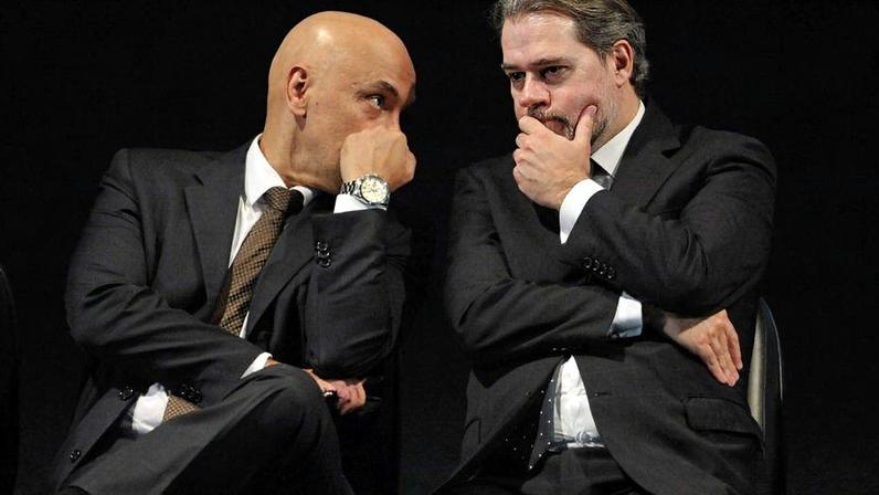 Os ministros do STF Alexandre de Moraes e Dias Toffoli, cujos conflitos de interesse em relação ao caso Master foram expostos.