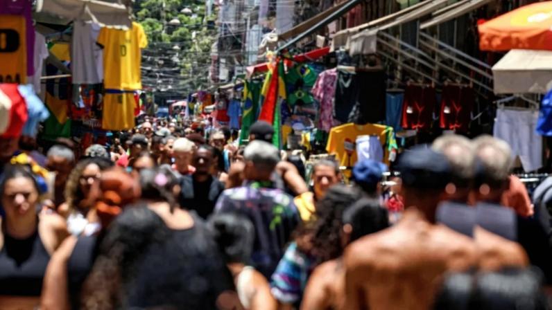 Rio de Janeiro (RJ), 23/12/2025 – Consumidores fazem compras na antevéspera de Natal no Saara, na região central do Rio de Janeiro. Foto: Tomaz Silva/Agência Bras