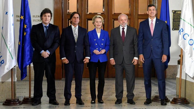 Líderes do Mercosul e da União Europeia anunciaram acordo em 6 de dezembro de 2024. Um ano depois, medidas de livre comércio ainda não entraram em vigor. (Foto: Sofía Torres/EFE)