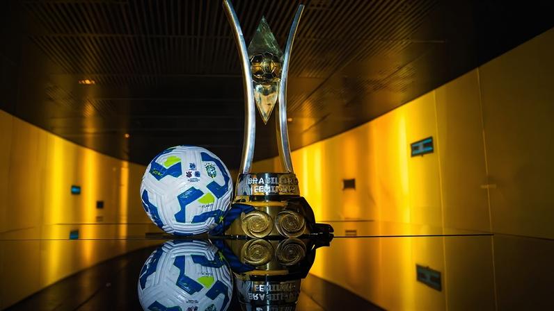 Troféu e bola do Brasileirão Feminino 2025. (Foto: Fabio Souza / CBF)