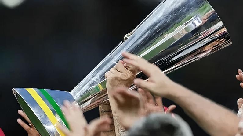 Troféu da Supercopa do Brasil, torneio que reúne os campeões do Brasileiro e da Copa do Brasil