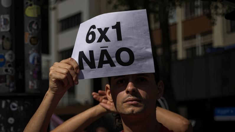 Manifestantes protestam pelo fim da escala 6x1 - CSP-Conlutas/Roosevelt Cássio