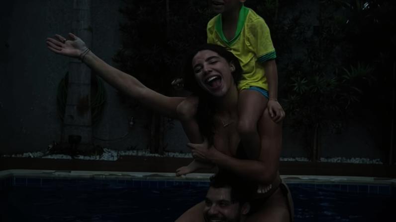 Gabriela Versiani curte piscina com Murilo Huff e o enteado, Léo — Foto: Reprodução/Instagram