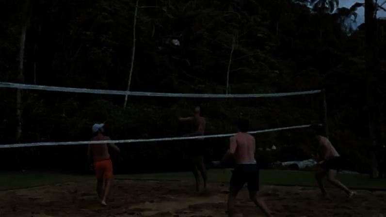Max Verstappen joga vôlei de praia (Foto: Reprodução/ X)