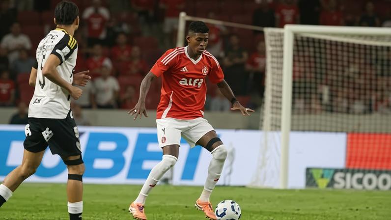 Vitão em ação pelo Internacional contra o Atlético-MG