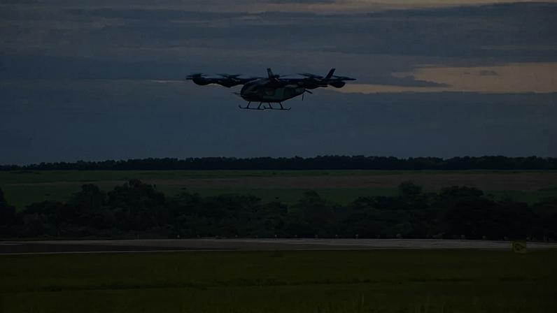 O 'carro voador' da Embraer em voo de testes – foto: divulgação