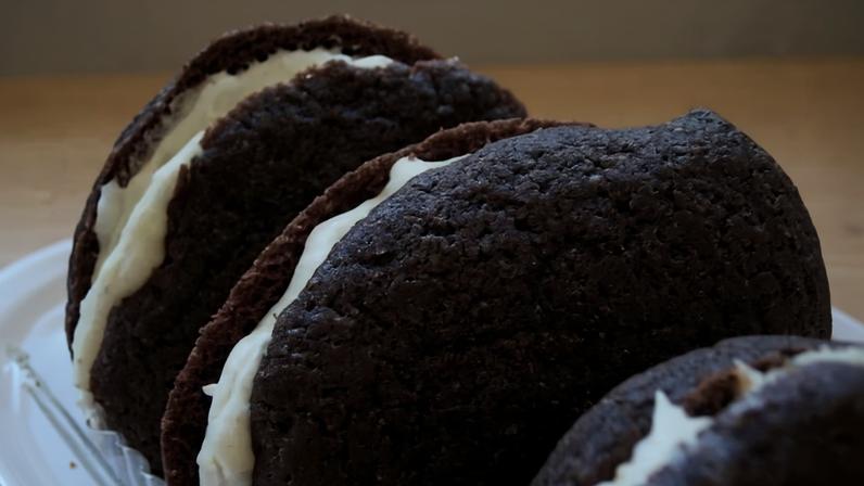 Whoopie Pie é doce tradicional da Nova Inglaterra e Pensilvânia • Wikimedia Commons