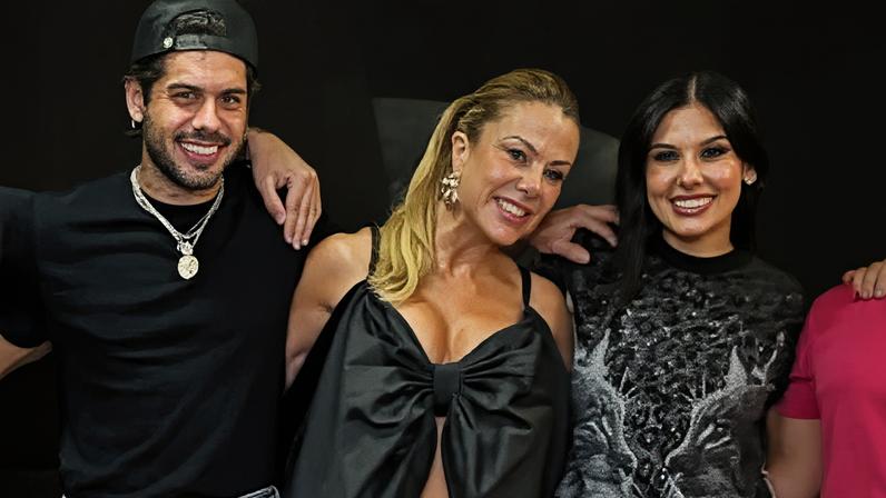 Poliana Rocha entre o filho, Zé Felipe, e Ana Castela