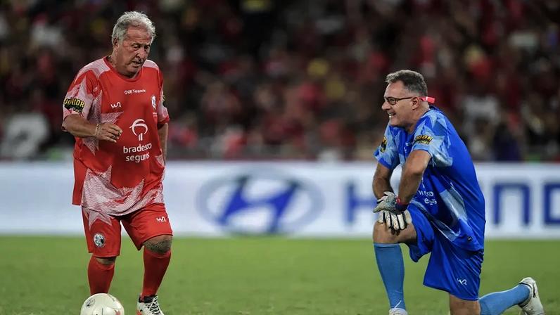Zico em ação no Jogo das Estrelas (Crédito: Thiago Ribeiro/Agif/Gazeta Press)
