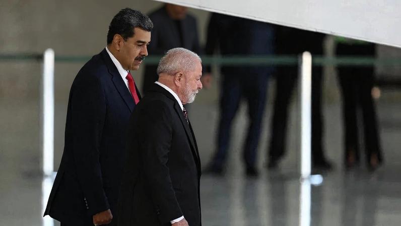 Nicolás Maduro e Lula durante encontro em Brasília. Foto: Evaristo Sá/AFP
