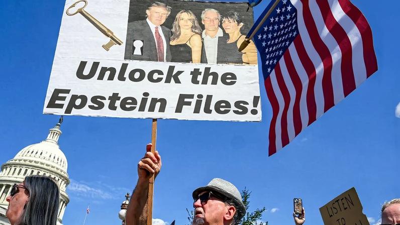 Protestos nos EUA pedem a liberação de todos os documentos do caso Epstein. O fantasma do financista assombra Trump.