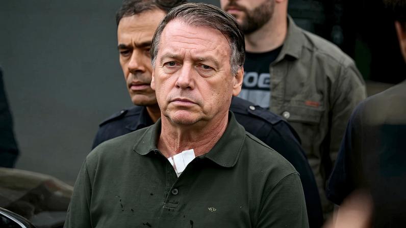 O ex-presidente Jair Bolsonaro (PL) após sair do hospital DF Star, em Brasília. Foto: Pablo Porciuncula/AFP