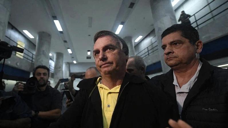 Bolsonaro, condenado por crimes contra a democracia, seguirá internado em Brasília após mal-estar. Foto: MAURO PIMENTEL / AFP