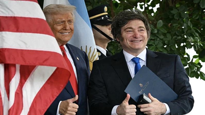 Milei e Trump antes de um almoço na Casa Branca, nos EUA, em 14 de outubro de 2025. Foto: ANDREW CABALLERO-REYNOLDS / AFP