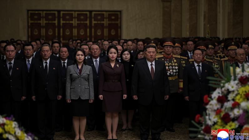 Kim Ju Ae, cotada para ser a sucessora do poder na Coreia do Norte, é fotografada junto do pai e da mãe em mausoléu – foto: KCNA VIA KNS/AFP
