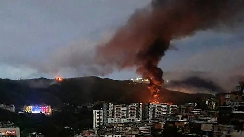 Um incêndio em Fuerte Tiuna, o maior complexo militar da Venezuela. Foto: AFP