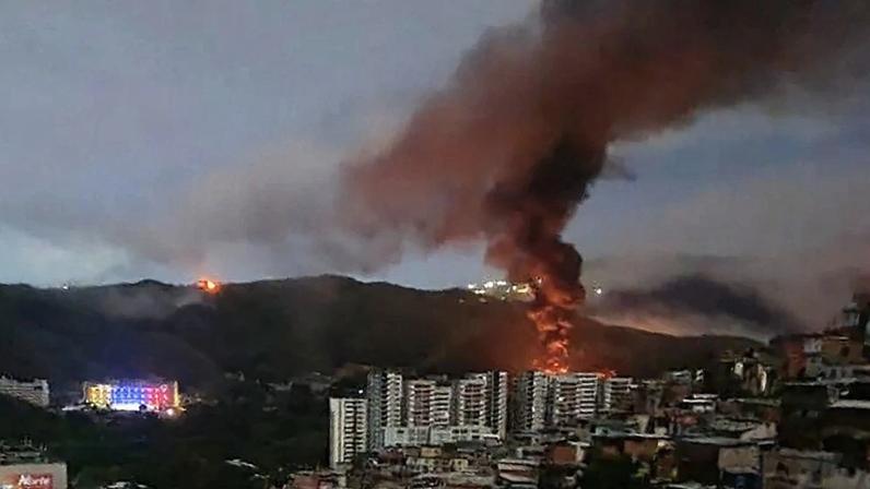 Coluna de fumaça registrada no principal complexo militar venezuelano na madrugada deste sábado – foto: AFP