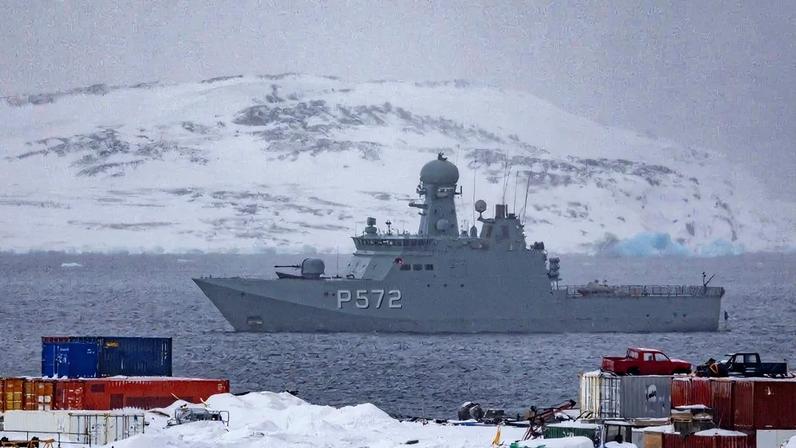 Um navio da Marinha Dinamarquesa durante uma patrulha em Nuuk, na Groenlândia. Odd Andersen/AFP