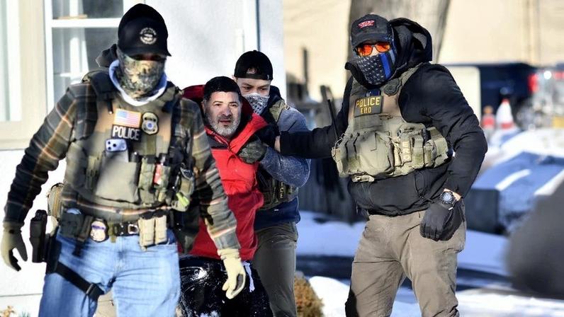 Agentes do ICE prendem um homem em Minnesota. Foto: Octavio JONES / AFP