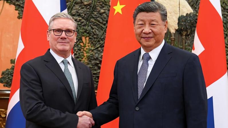 Keir Starmer, do Reino Unido, visita Xi Jinping na China. Foto: Carl Court / POOL / AFP