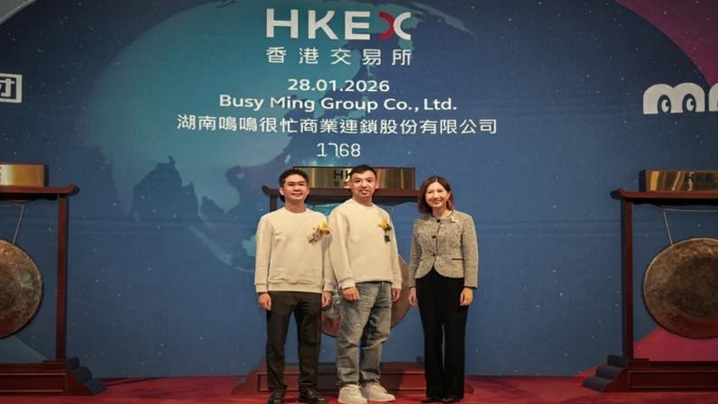 Reprodução Busy Ming Da esquerda para a direita, Zhao Ding, vice-presidente do Busy Ming; Yan Zhou, presidente; e Bonnie Chan, CEO da Hong Kong Exchanges and Clearing.