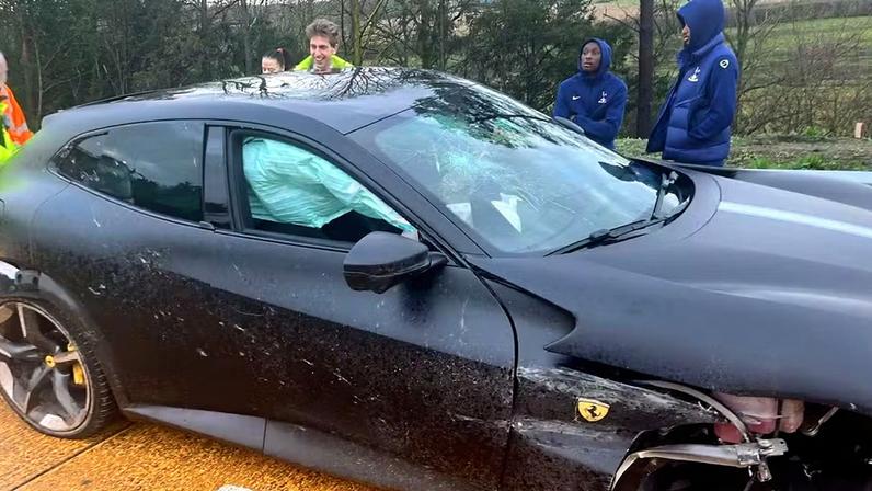 Kolo Muani e Odobert, jogadores do Tottenham, saem ilesos de acidente de carro — Foto: Divulgação